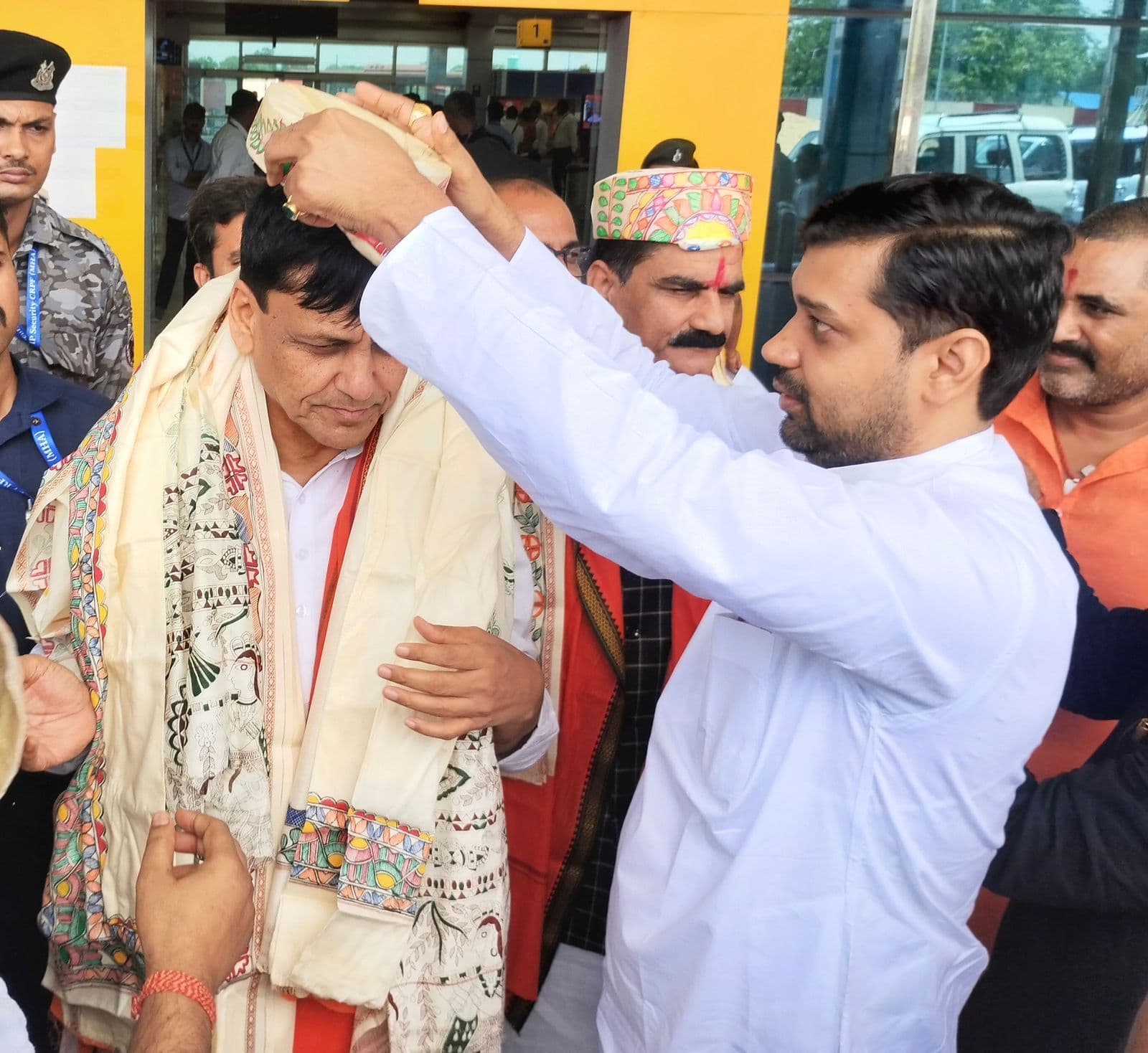 Darbhanga News: केंद्रीय गृह राज्य मंत्री का दरभंगा हवाई अड्डा पर भाजयुमो नेता ने किया गर्मजोशी से स्वागत