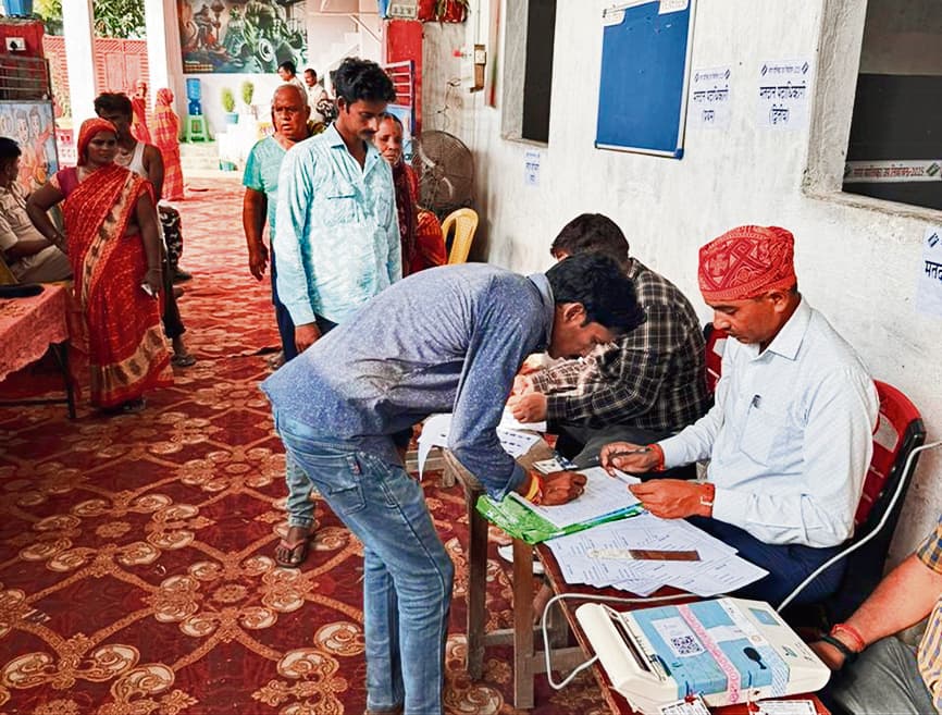 Gopalganj News : हथुआ : वार्ड 12 में 50 फीसदी मतदाताओं ने की वोटिंग