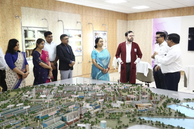 Bokaro News : नियमित संवाद व बेहतर समन्वय से सभी समस्याओं का करें निदान : मुख्य सचिव