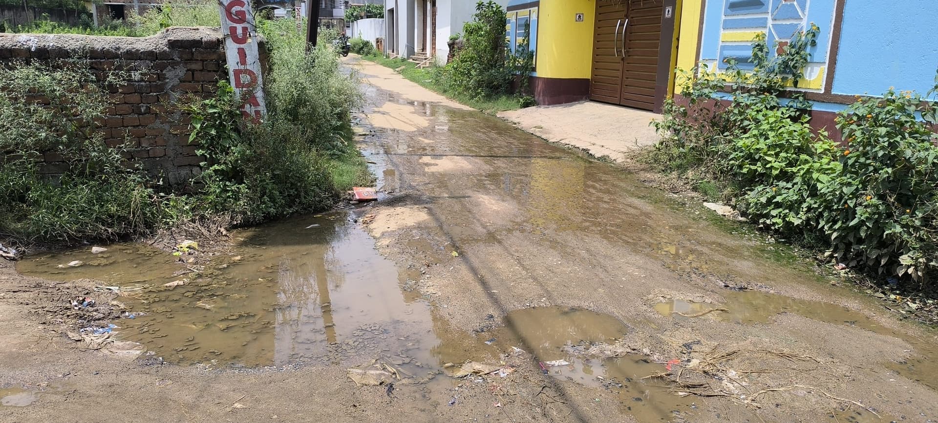 Giridih News :नालियों पर स्लैब नहीं, बारिश में सड़कों पर बहता है नाली का पानी
