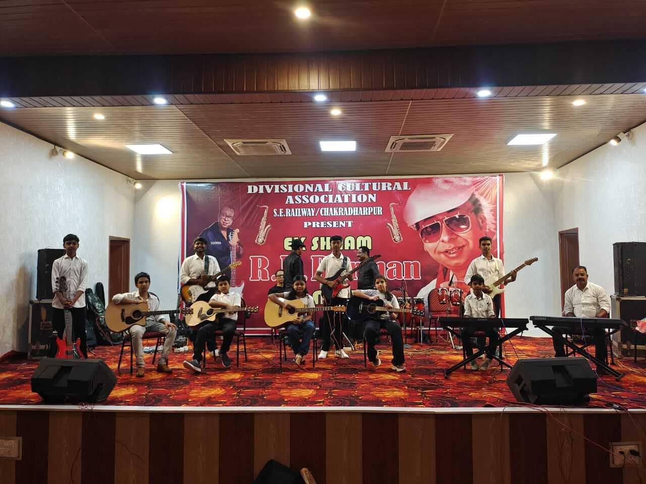 Chaibasa News : रेलवे के डीसीए कलाकारों ने प्रसिद्ध संगीतकार आरडी बर्मन को याद किया