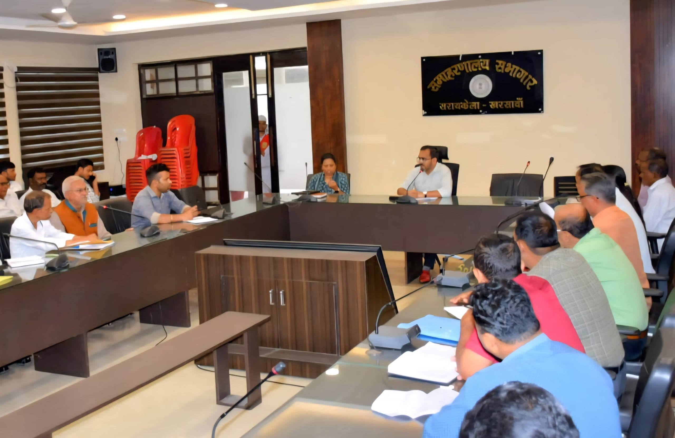 Seraikela Kharsawan News : ग्रामीण अर्थव्यवस्था की है रीढ़ कृषि, योजनाओं का लाभ लें : डीसी