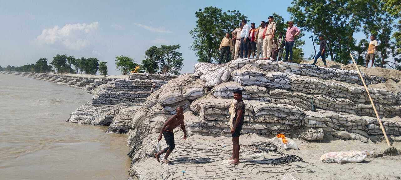संभावित बाढ़ के खतरों से बढ़ी प्रभावित टोले के लोगों की धड़कनें
