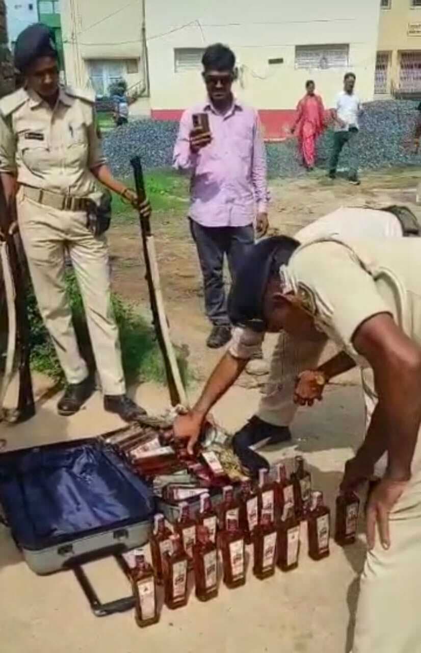 सीएचसी परिसर में 37 बोतल  विदेशी शराब बरामद