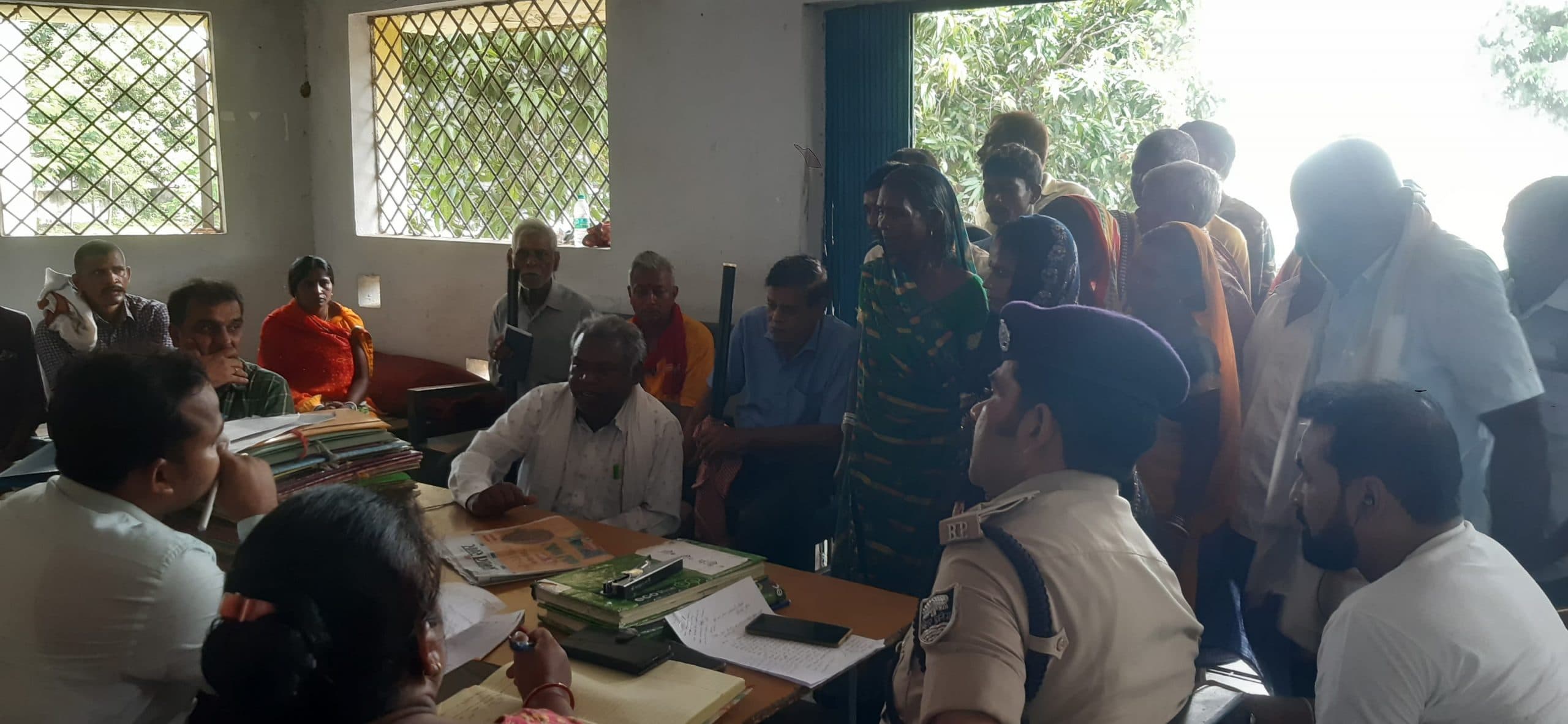 समूह की जमा राशि से जमीन खरीदने का आरोप