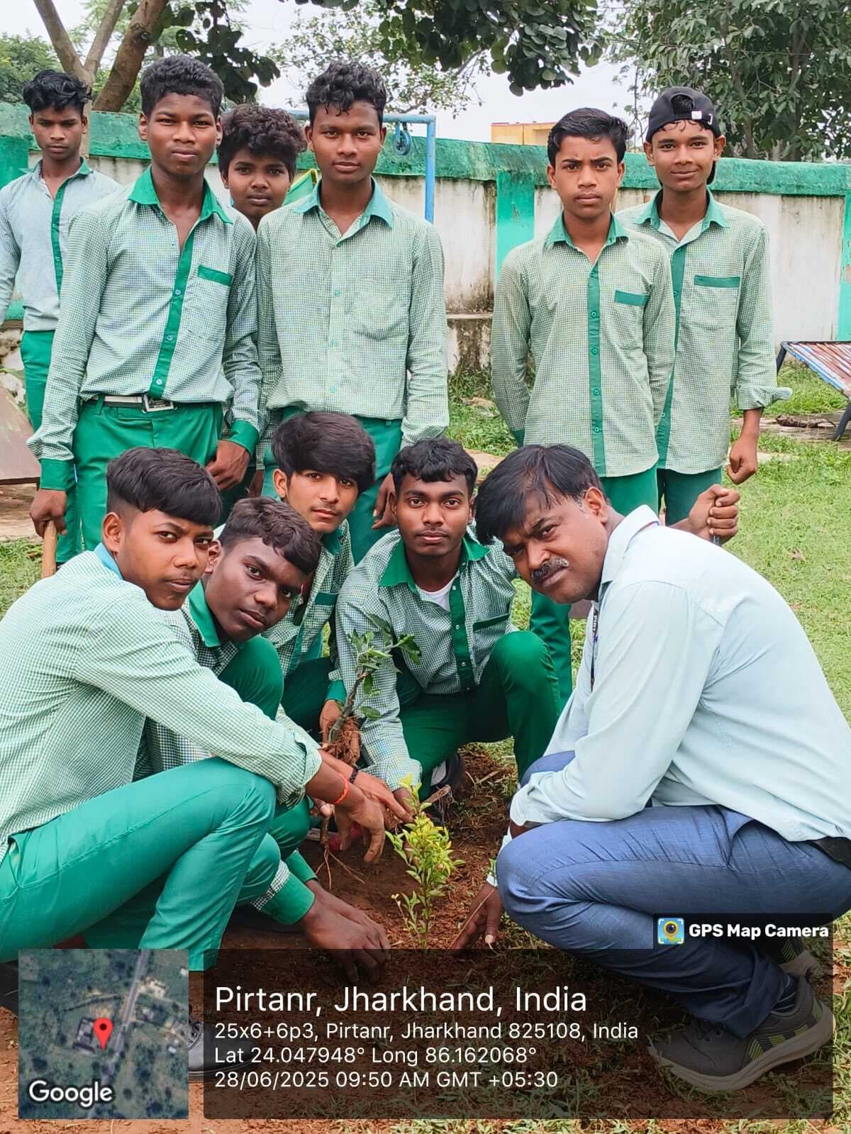 Giridih News :प्रोजेक्ट गर्ल्स प्लस टू विद्यालय पीरटांड़ में हुआ पौधरोपण
