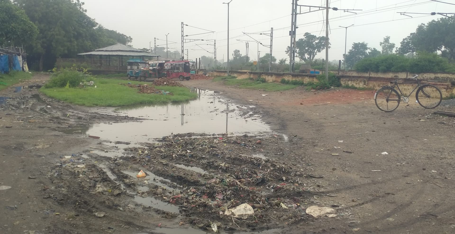 Giridih News :महेशमुंडा चौक व रेलवे स्टेशन पर लगा है कचरे का ढेर, जाम से परेशानी