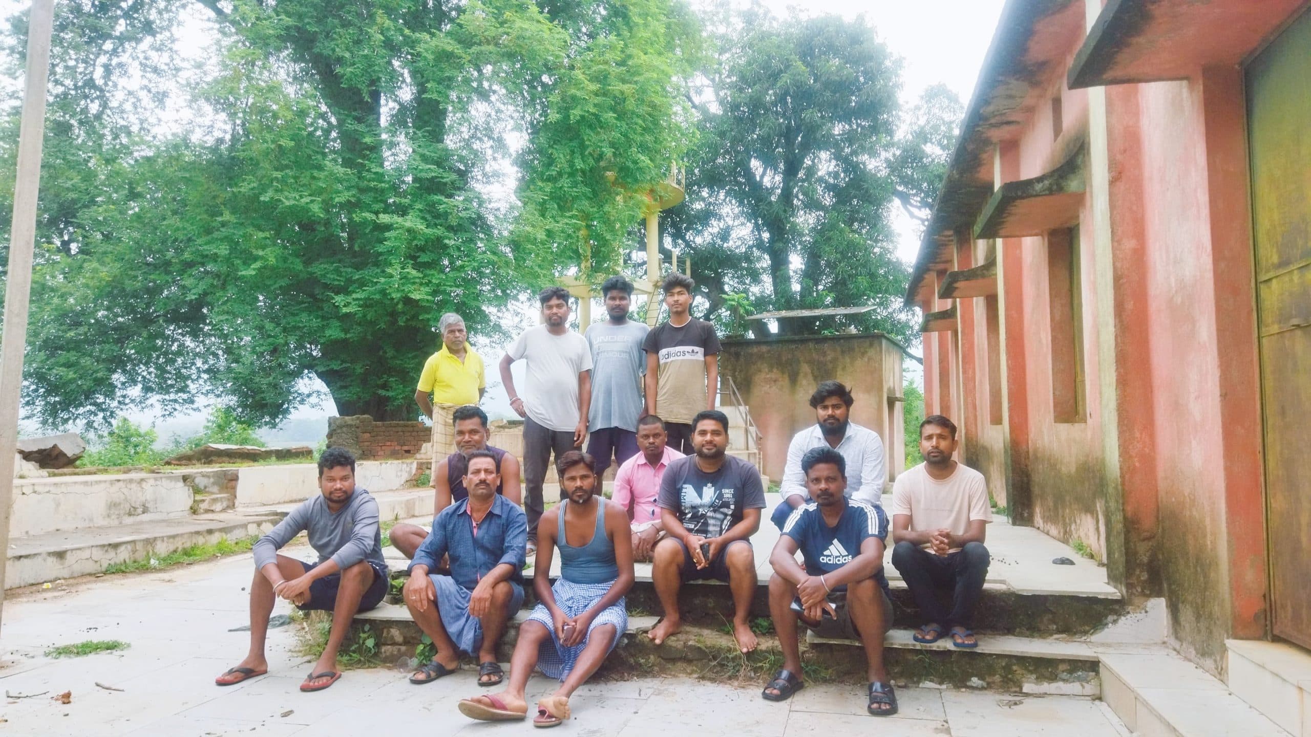 Seraikela Kharsawan News : भवन जर्जर, एंबुलेंस खराब, पानी की किल्लत