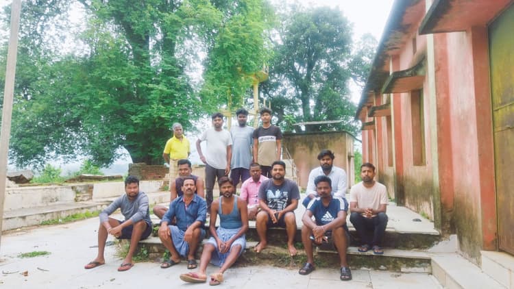Seraikela Kharsawan News : भवन जर्जर, एंबुलेंस खराब, पानी की किल्लत