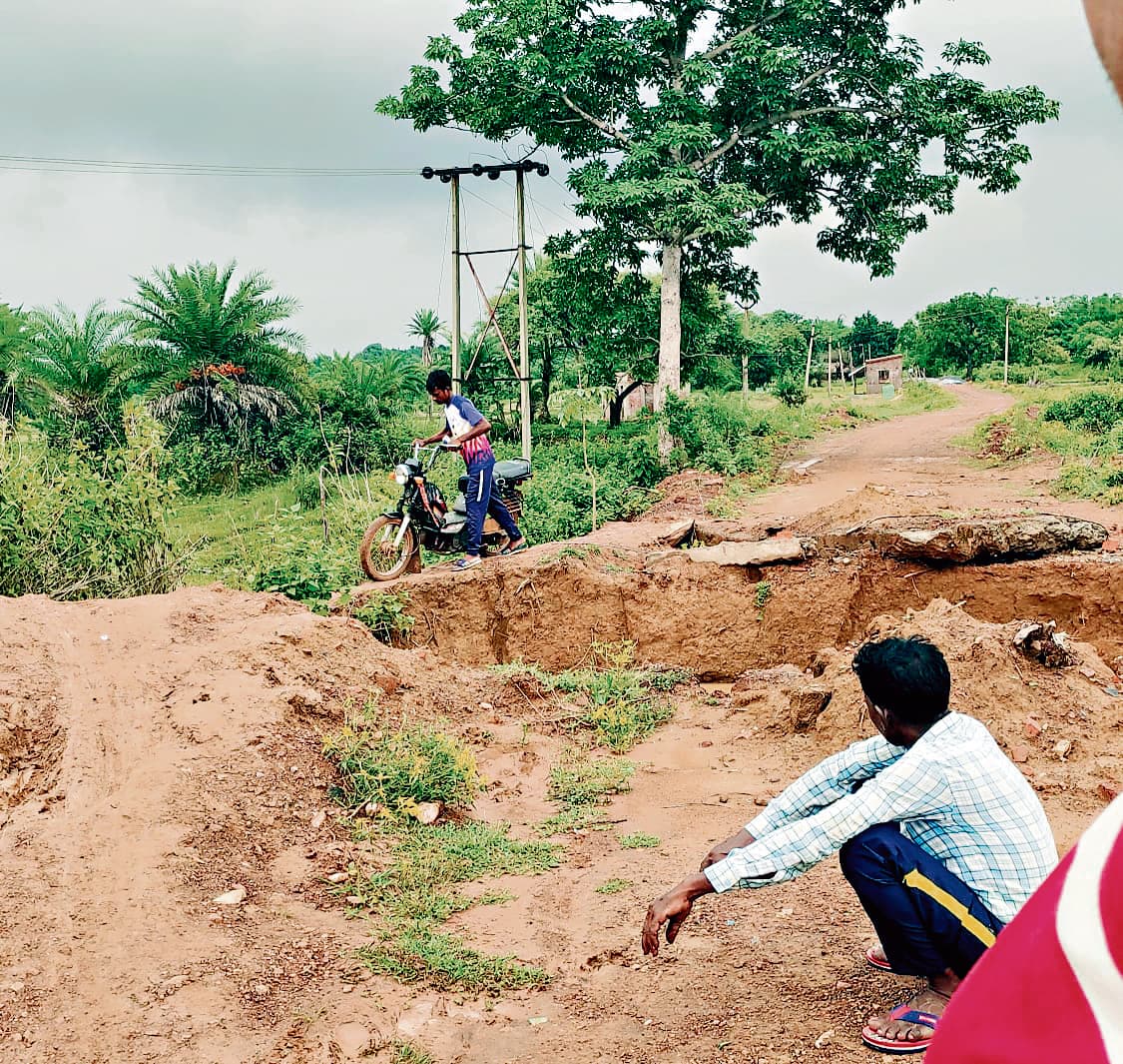 East Singhbhum News : संवेदक ने सड़क खोदकर छोड़ा, कीचड़ से आवागमन कर रहे विद्यार्थी