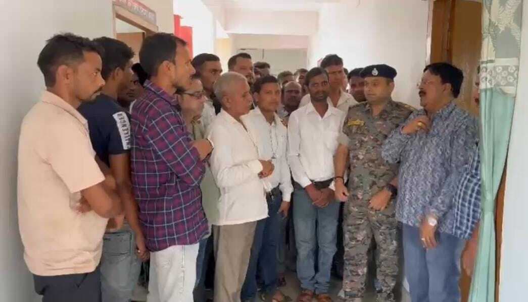 Giridih News: सरकारी शराब दुकान के कर्मचारियों ने उत्पाद अधीक्षक को सौंपा ज्ञापन