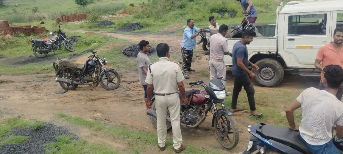 Giridih News: छापेमारी में नौ बाइक जब्त, 10 टन कोयला बरामद