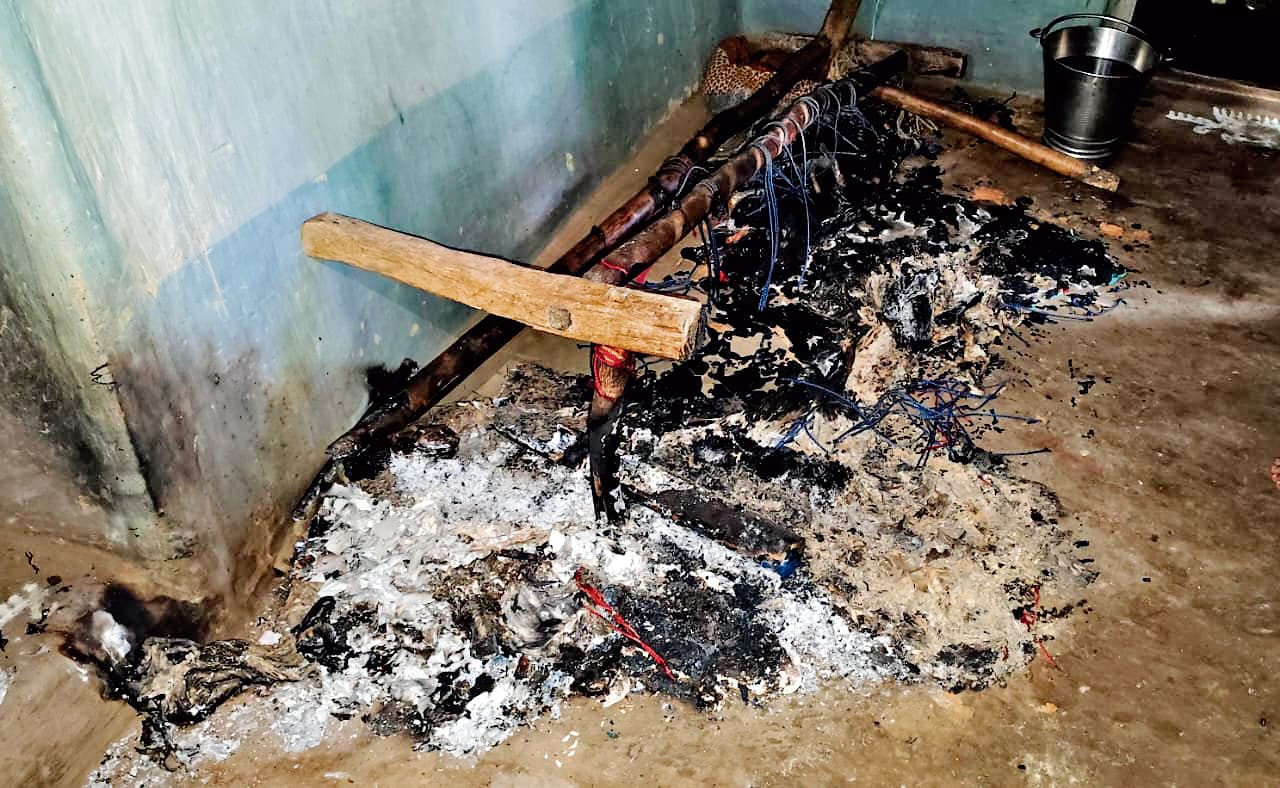 East Singhbhum News : शराब पीने से रोका, तो बेटे ने घर में लगा दी आग, माता-पिता ने भागकर बचायी जान