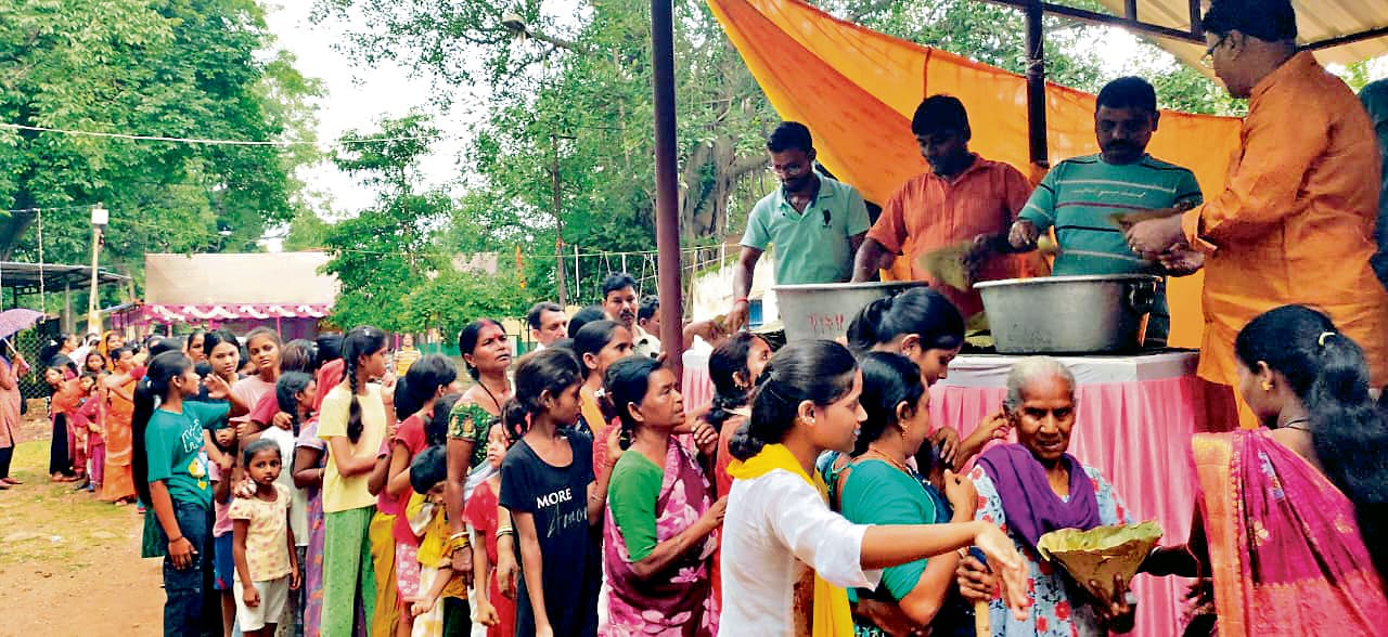 East Singhbhum News : मौसीबाड़ी में महाप्रसाद वितरण में उमड़ी भीड़, महाप्रभु के दर्शन हुए