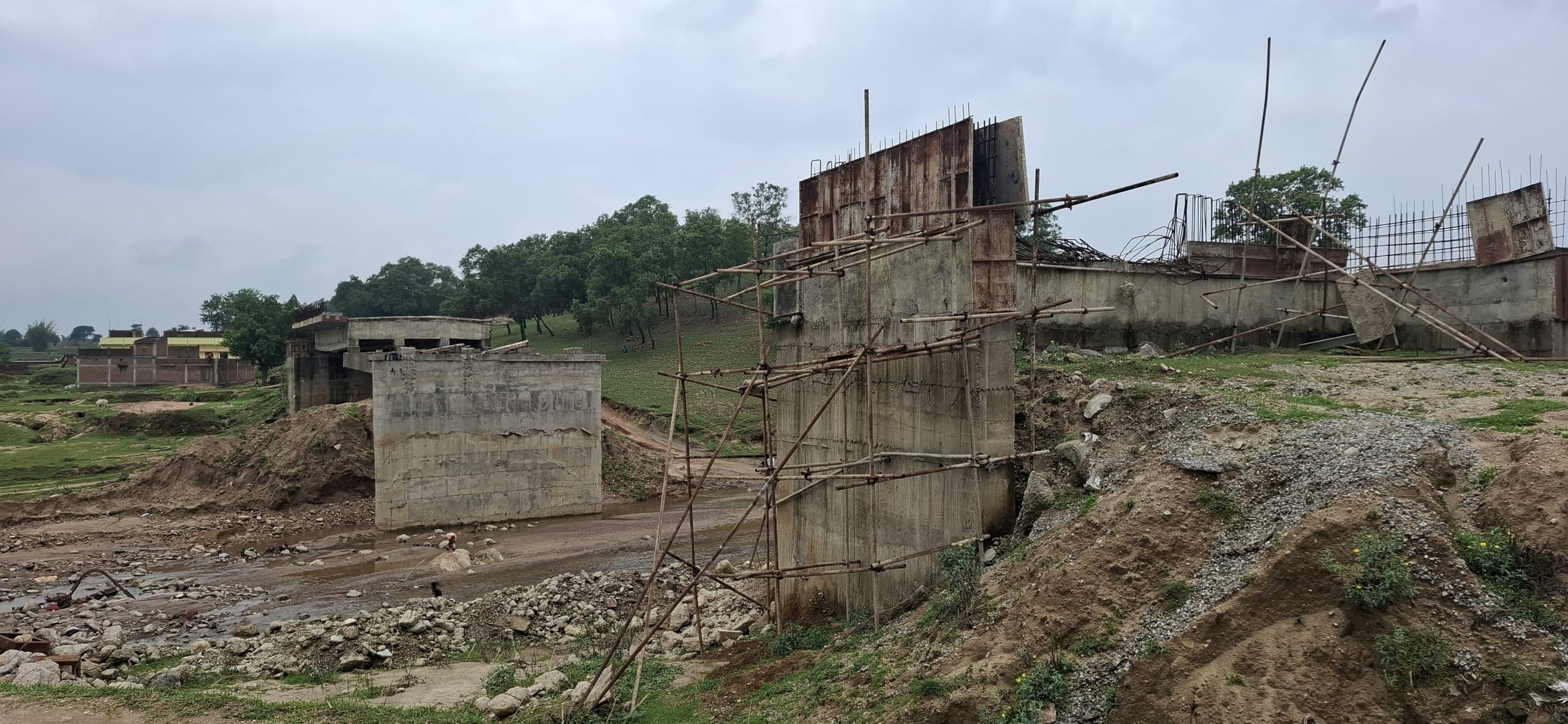 Giridih News: पुल निर्माण शुरू नहीं होने ग्रामीणों में आक्रोश, आंदोलन का अल्टीमेटम