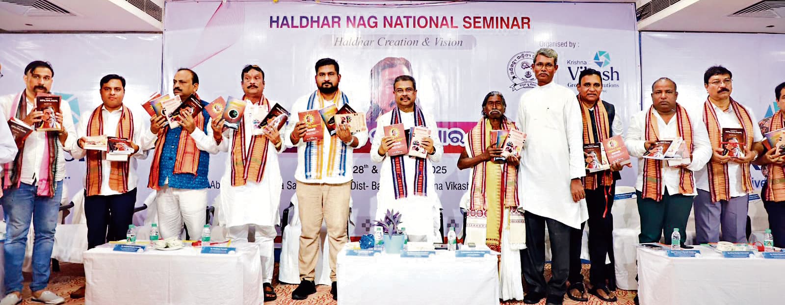 Sambalpur News: हलधर नाग ओड़िया अस्मिता, अभिव्यक्ति और भावना के प्रतीक हैं : धर्मेंद्र प्रधान