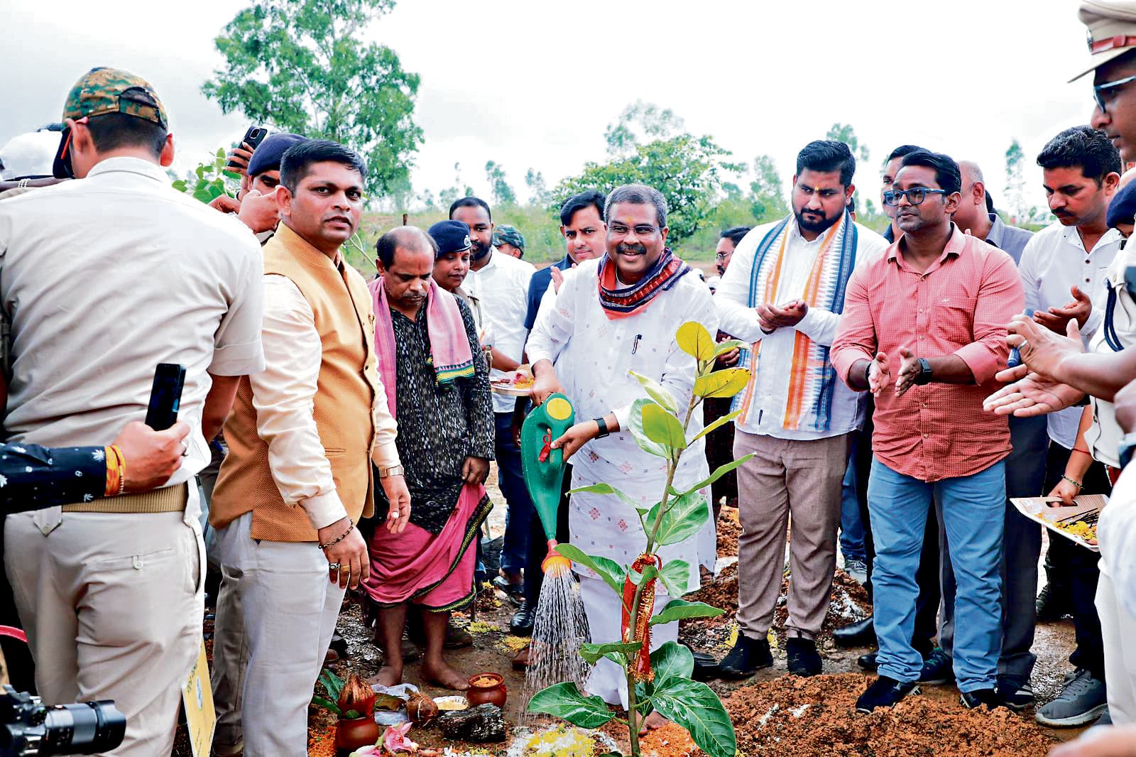 Sambalpur News: संबलपुर में एक लाख पौधे लगाने का लक्ष्य : धर्मेंद्र प्रधान