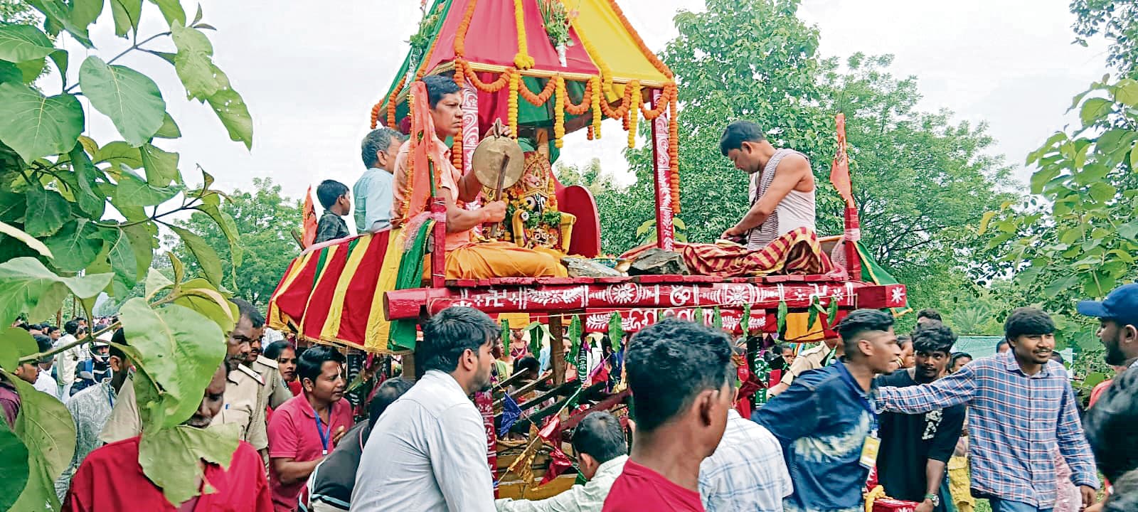 Rourkela News: महाप्रभु का रथ खींचकर भक्तों ने लिया आशीर्वाद