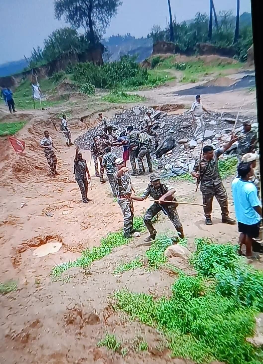 Dhanbad News : हॉल रोड बनाने का विरोध करने पर ग्रामीणों पर लाठीचार्ज, कई घायल