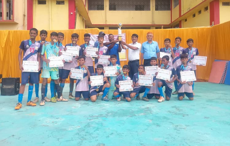 Dhanbad News: केंद्रीय विद्यालय मैथन की टीम बनी चैंपियन