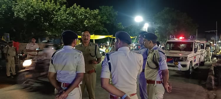 Bettiah : एस ड्राइव के दौरान एसपी ने संध्या व रात्रि गश्ती में पुलिसिंग व्यवस्था का लिया जायजा