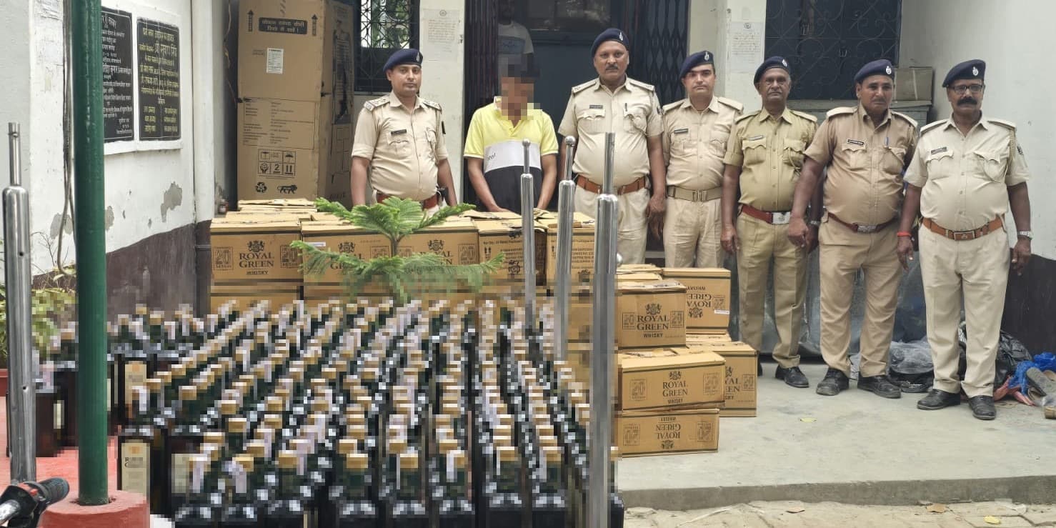 दिल्ली से लायी गयी लाखों की शराब के साथ तस्कर गिरफ्तार, तीन कारें जब्त