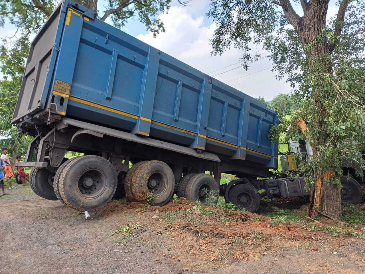 संतुलन खोने से ट्रेलर हुआ दुर्घटनाग्रस्त