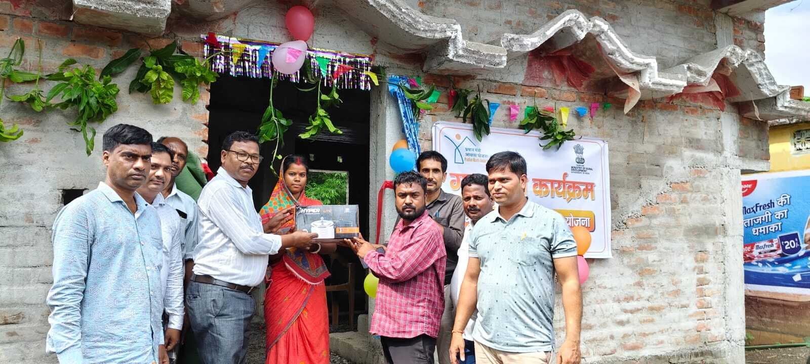 हिरणपुर प्रखंड क्षेत्र में 30 लाभकों को कराया गया गृह प्रवेश