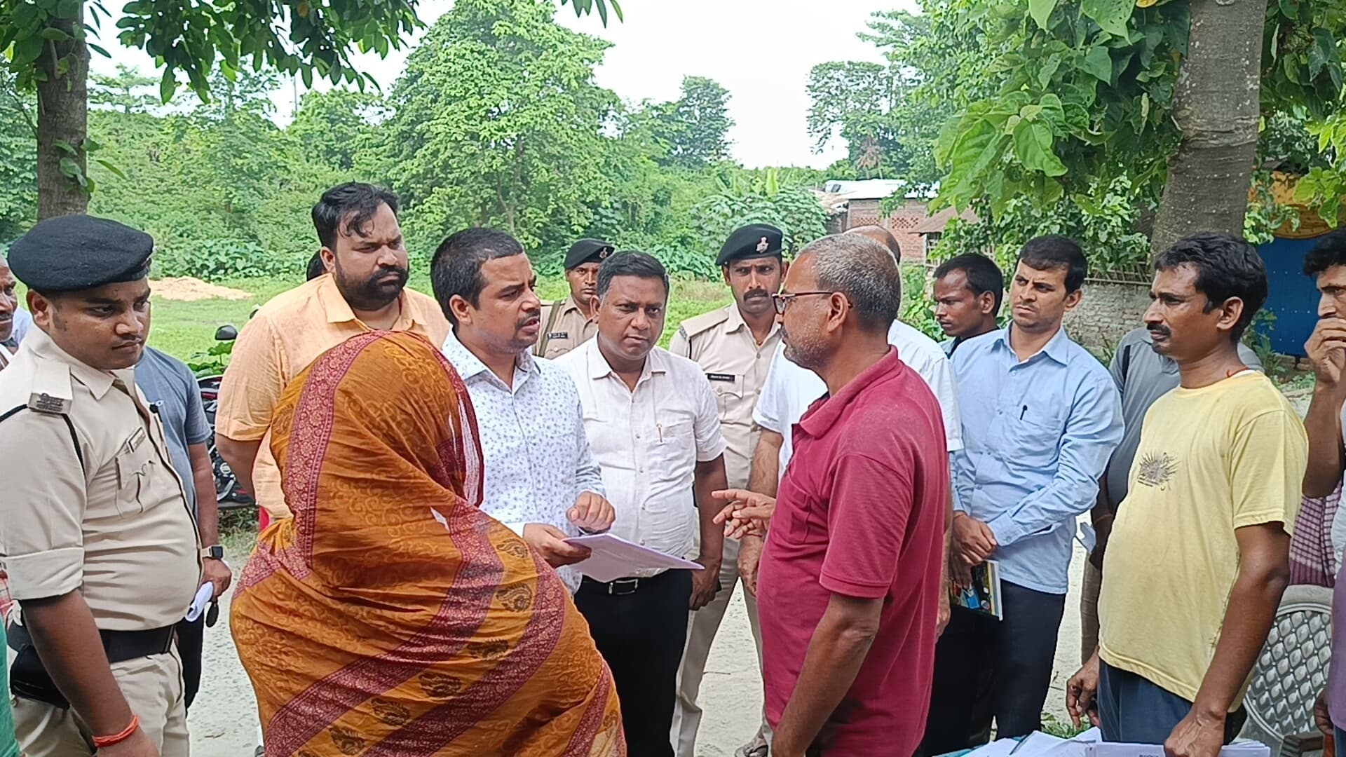 भीमनगर पंचायत के बूथ का डीएम ने किया निरीक्षण