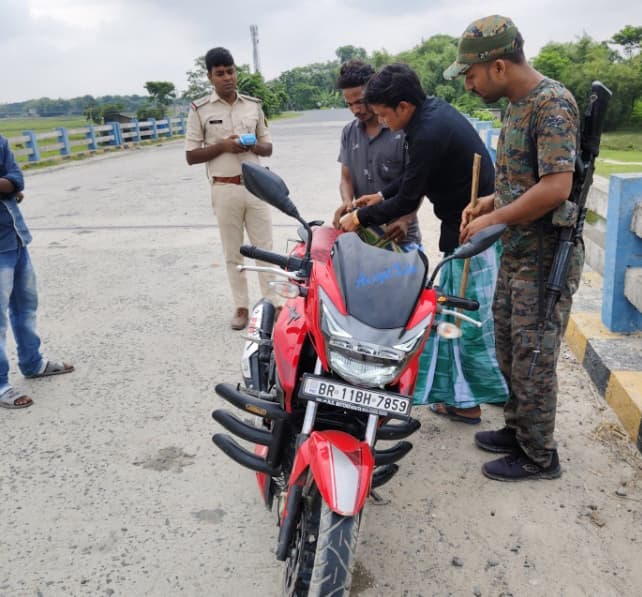 सघन वाहन जांच अमौर पुलिस ने वसूला 20 हजार जुर्माना