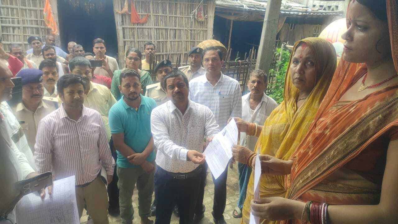 मतदाता के घर पहुंच डीएम, किया भौतिक सत्यापन