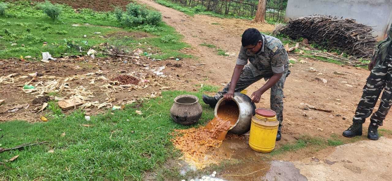अवैध महुआ शराब के खिलाफ रनिया में चला अभियान