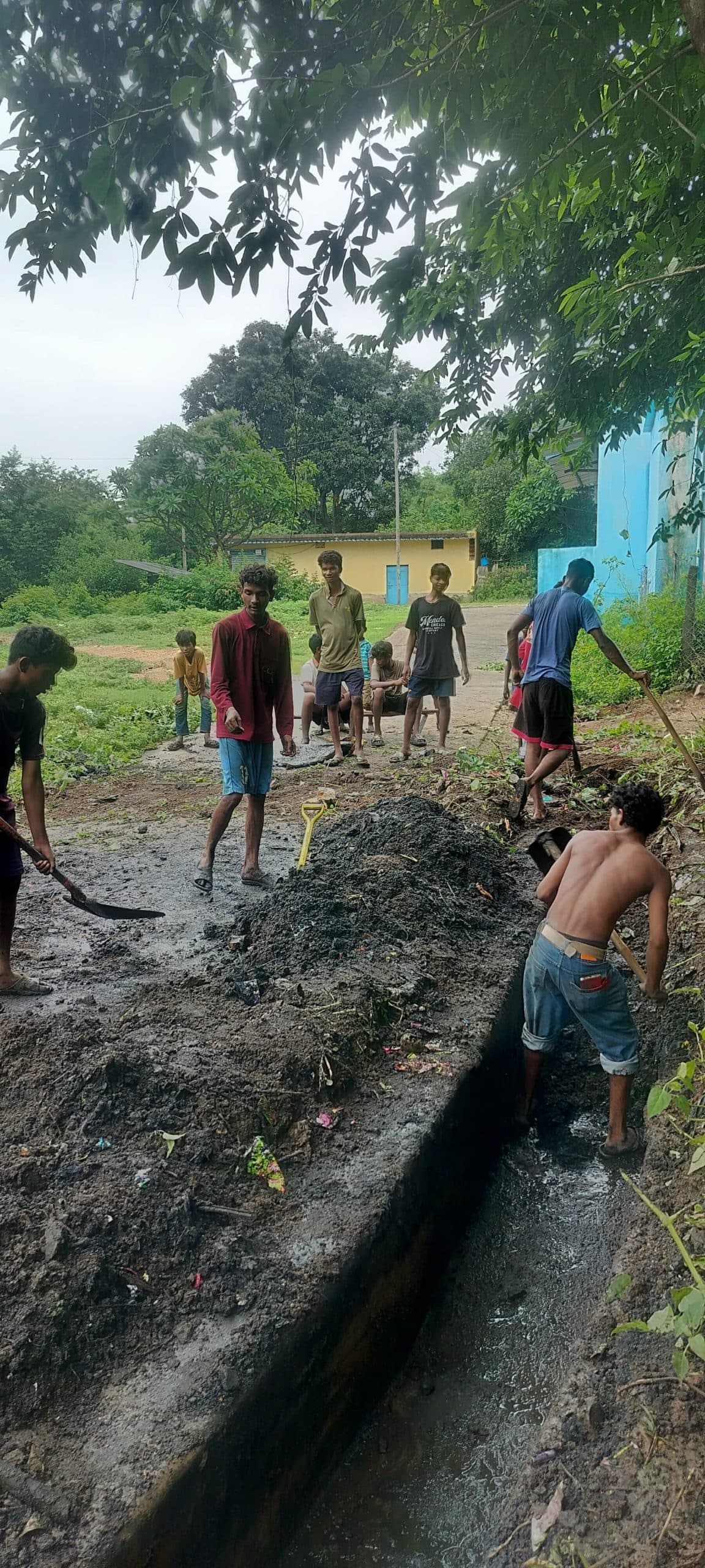 युवाओं ने चलाया सफाई अभियान