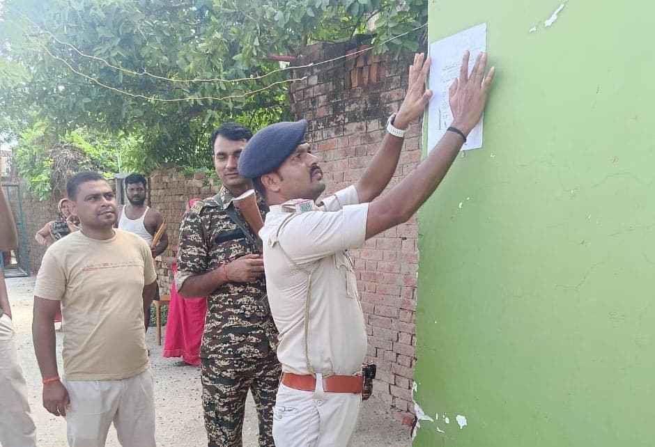 फरार पांच हत्यारोपी के घर पुलिस ने चिपकाया इश्तेहार