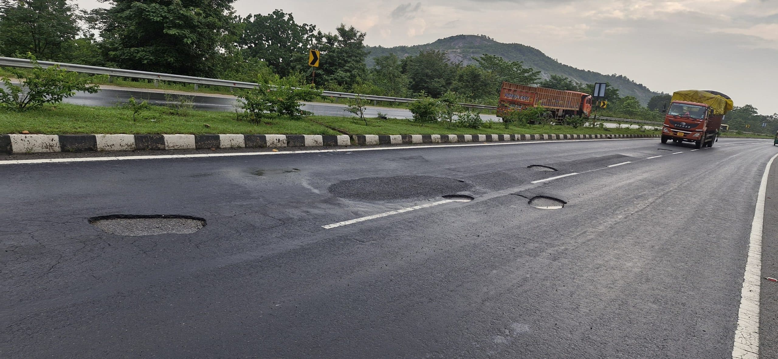 रांची-टाटा मार्ग पर जहां-तहां गड्ढे, वाहन के चालकों को हो रही परेशानी