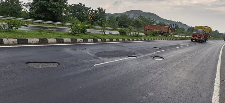 रांची-टाटा मार्ग पर जहां-तहां गड्ढे, वाहन के चालकों को हो रही परेशानी