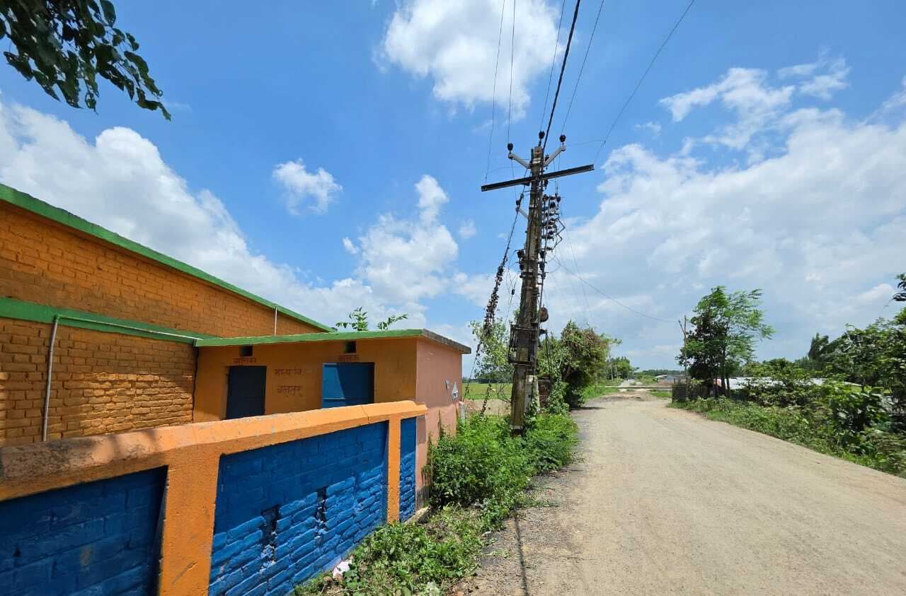 उच्च क्षमता के बिजली पोल झुके रहने से ग्रामीणों में मंडरा रही खतरा