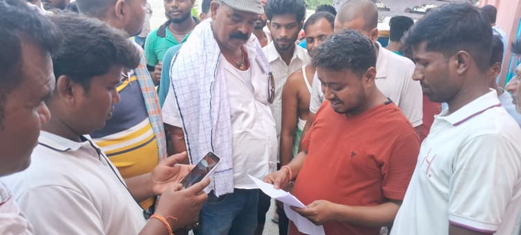 Samastipur News:सरैया चौक पर बिजली विभाग के खिलाफ लोगों ने किया सड़क जाम