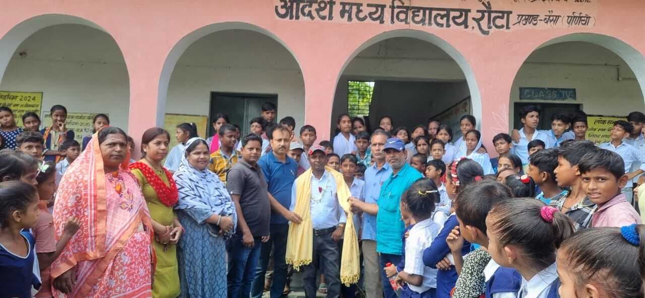 आमवि रौटा में स्थानांतरित शिक्षक को दी विदाई