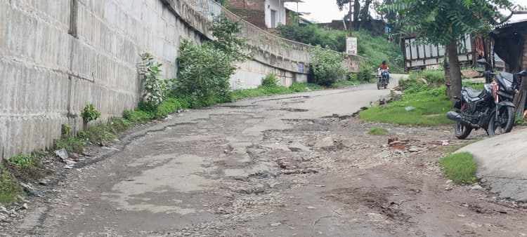 जर्जर है खलारी थाना चौक से बस स्टैंड तक की सड़क