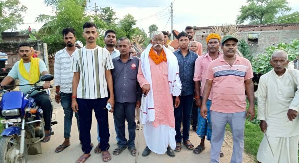 रेलवे से सेवानिवृति पर सहर्मियों ने किया राजकुमार को सम्मानित