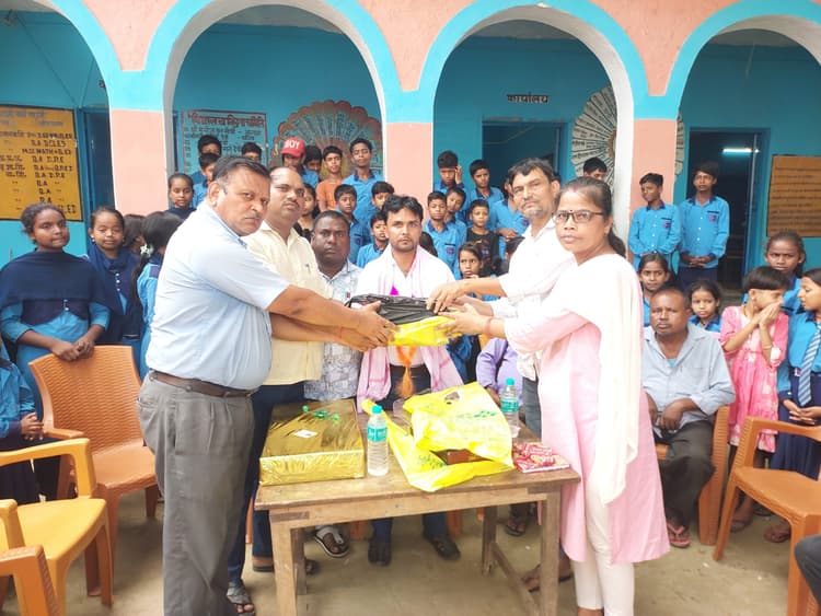 शिक्षक के स्थानांतरण पर दी विदाई