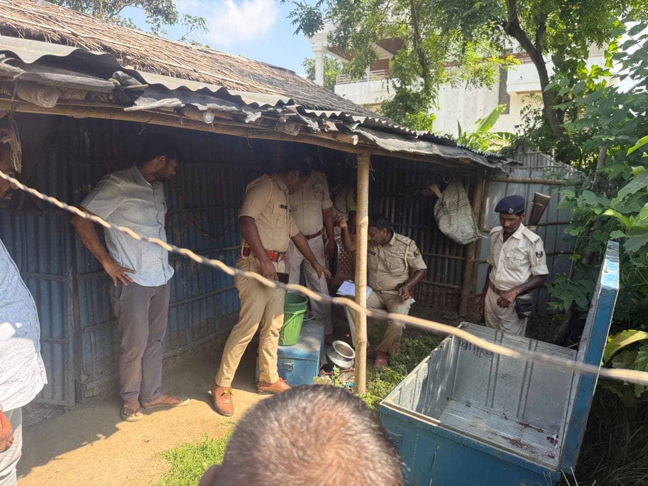 फरार अभियुक्त के घर पुलिस ने किया कुर्की जब्ती