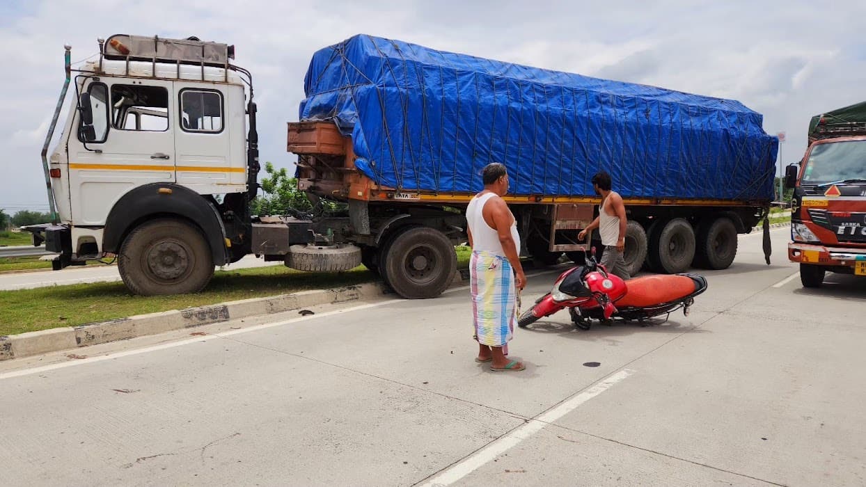 सड़क दुर्घटना में बाइक सवार तीन बाइक सवारों की ट्रक चालक की सूझबूझ से बची जान