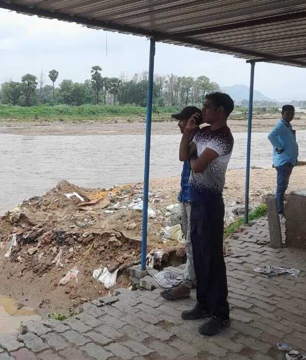 बाढ़ नियंत्रण कक्ष के पदाधिकारी ने किया धनार्जय नदी का निरीक्षण
