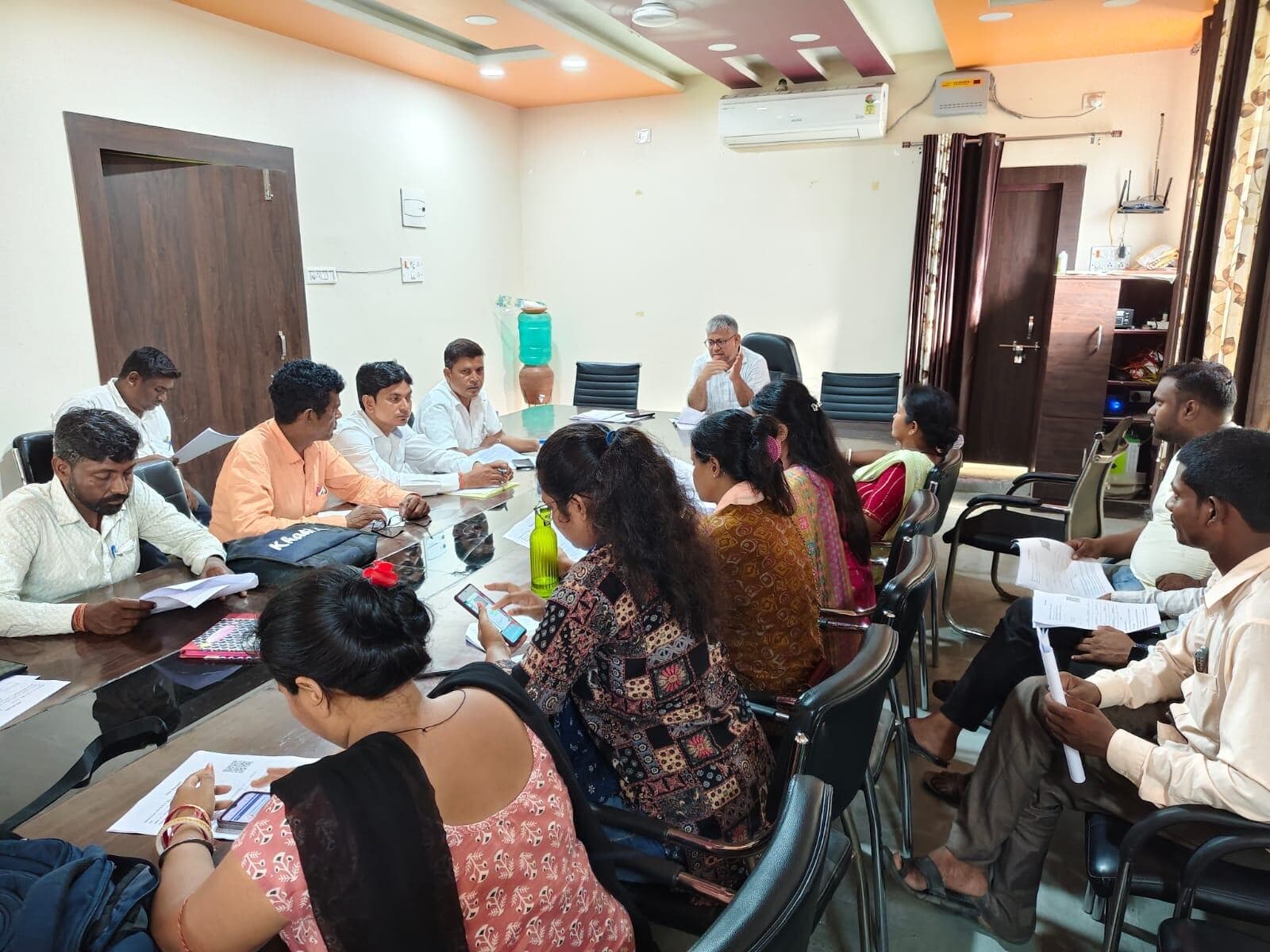 मतदाता सूची के पुनरीक्षण अभियान को ले बीडीओ ने विकास मित्रों व कार्यपालक सहायकों के साथ की बैठक