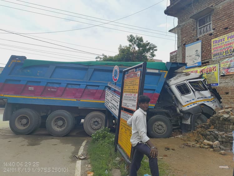 बस से टक्कर के बाद अनियंत्रित हाइवा घर में घुसा, ड्राइवर घायल