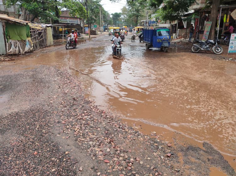 hajipur news. झमाझम बारिश से उमस भरी गर्मी से मिली राहत, लेकिन जलजमाव ने बढ़ायी परेशानी