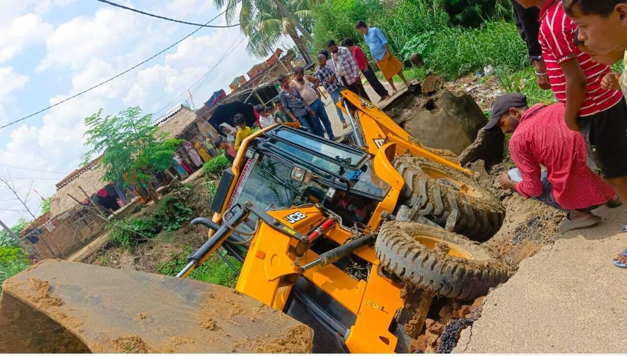 बगरा नदी पार कर रही जेसीबी दुर्घटनाग्रस्त, पुलिया ध्वस्त