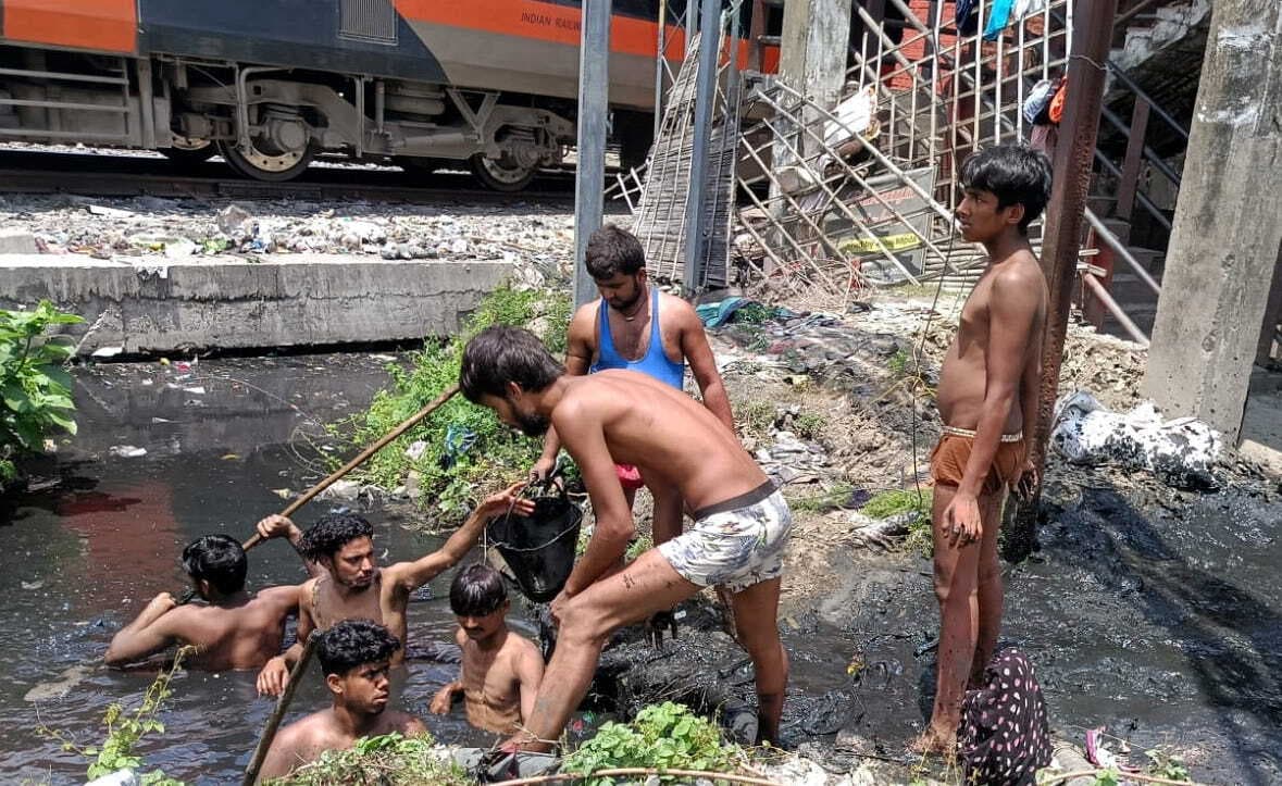 रेलवे का माइक्रोटनलिंग सिस्टम कागजों तक सीमित, निगम ने ट्रैक के पास शुरू की सफाई